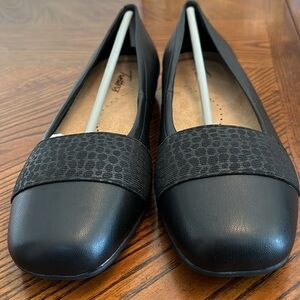 WOMENS TROTTERS BLACK SQUARE TOE FLATS. NWOT. SIZE 9W.